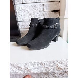 NWOT Clarks Bendables Black Suede Buckle Strap Side Zip Heeled Ankle Booties 8